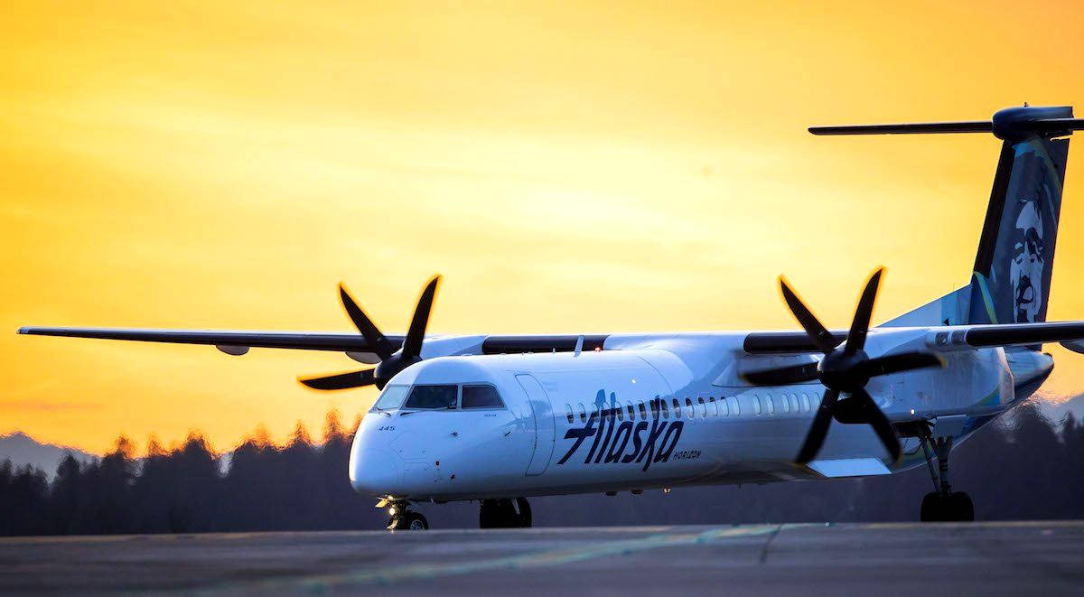 Alaska Airlines flyvemaskine med propeller mod himlen Wallpaper