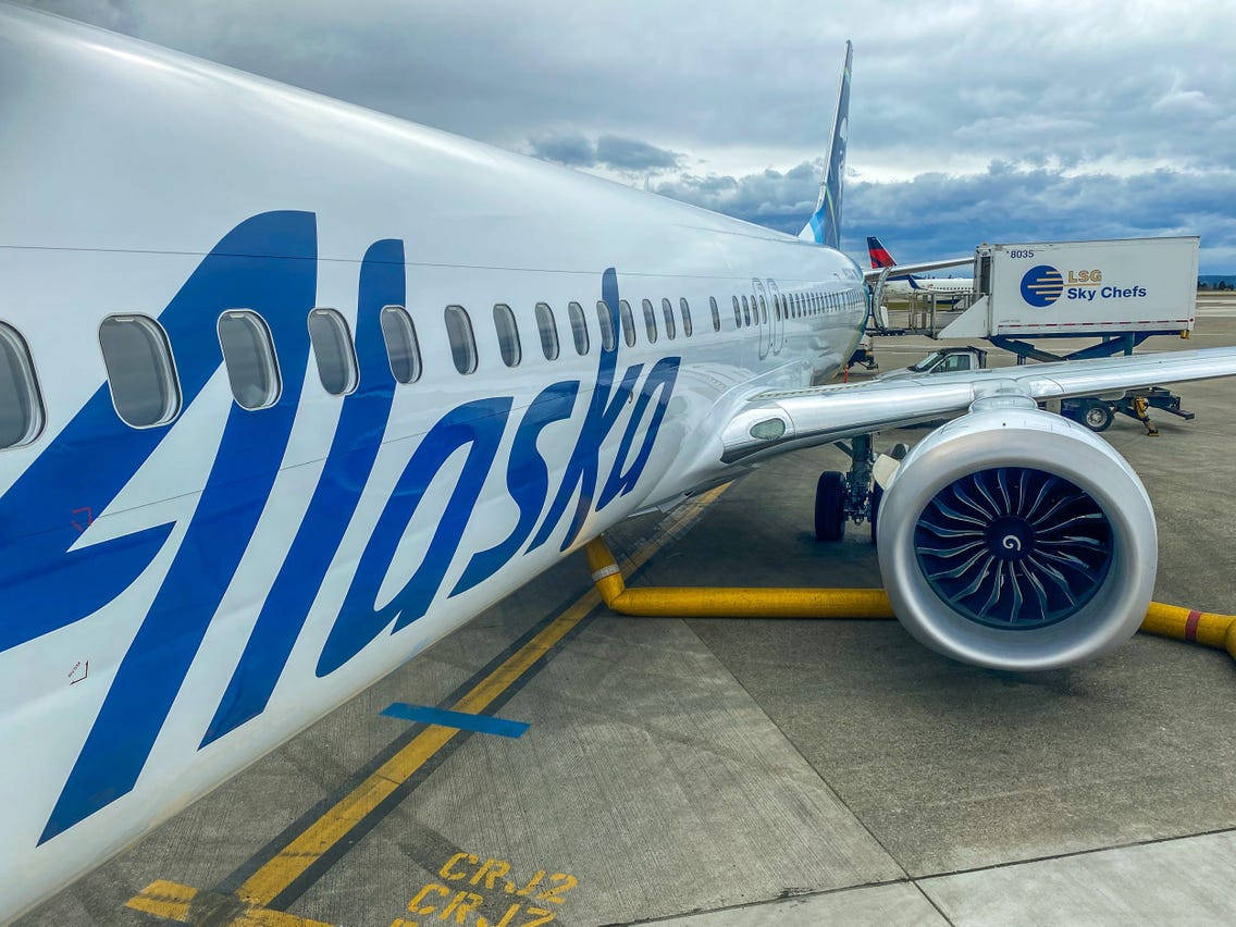 Motorea Turbina Dell'aereo Di Alaska Airlines Sfondo