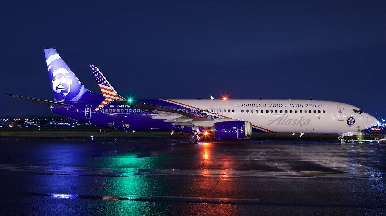Lucescoloridas Del Avión De Alaska Airlines. Fondo de pantalla