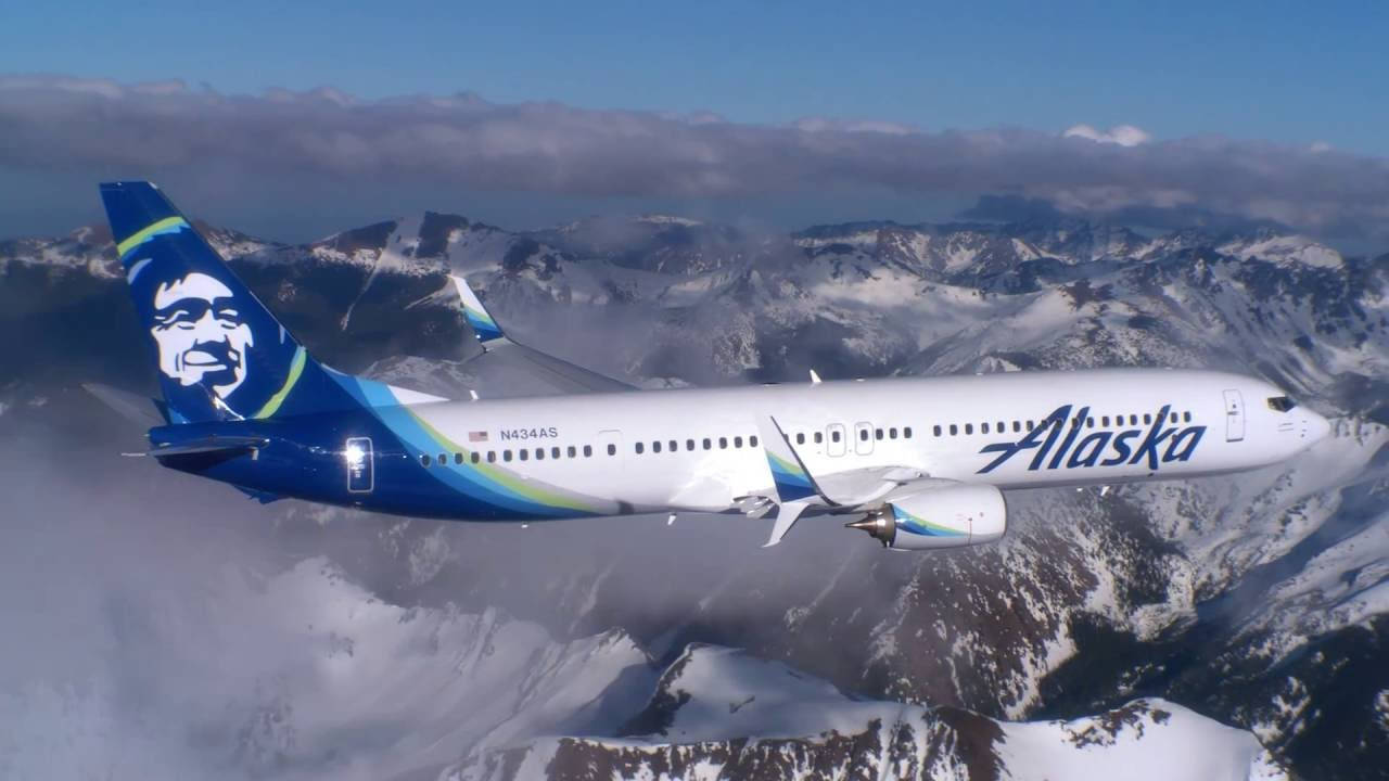 Alaskaairlines Volando Sobre Las Montañas Nevadas. Fondo de pantalla
