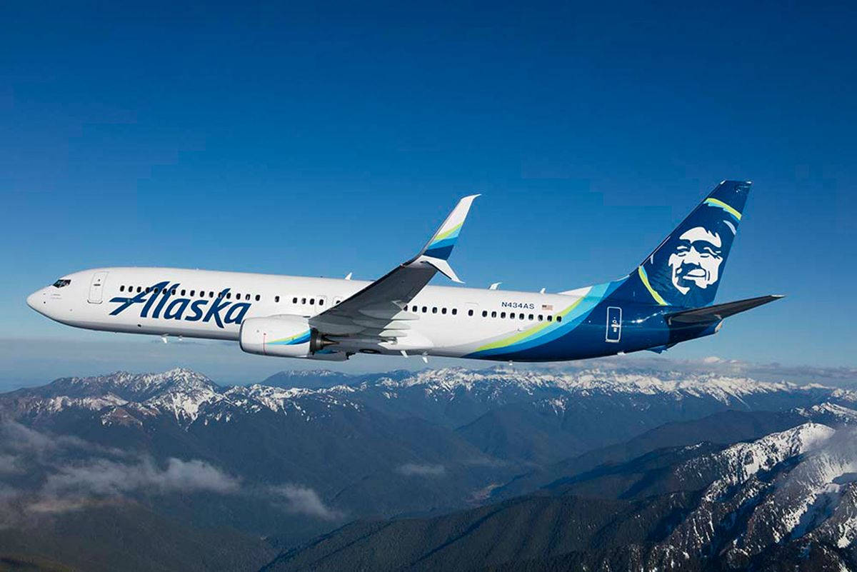 Alaskaairlines Volando Sopra Un Paesaggio Montuoso Suggestivo Sfondo