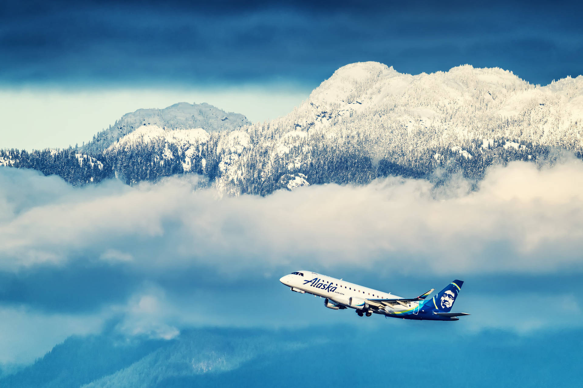 Alaska Airlines Passing Ragged Mountains Wallpaper