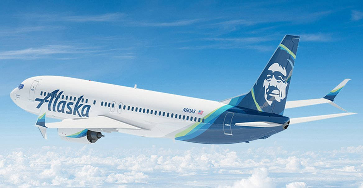 Aereodi Alaska Airlines In Un Cielo Luminoso Sfondo