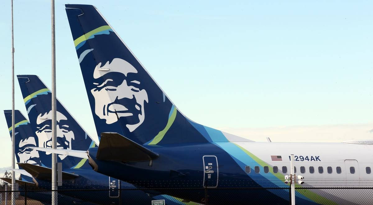 Codadell'aereo Di Alaska Airlines Con Arte Degli Inuit Sfondo