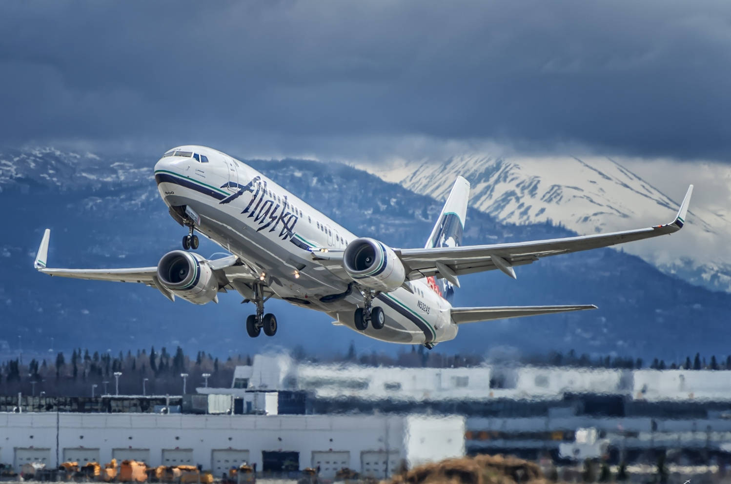 Aereodi Alaska Airlines In Decollo Sfondo