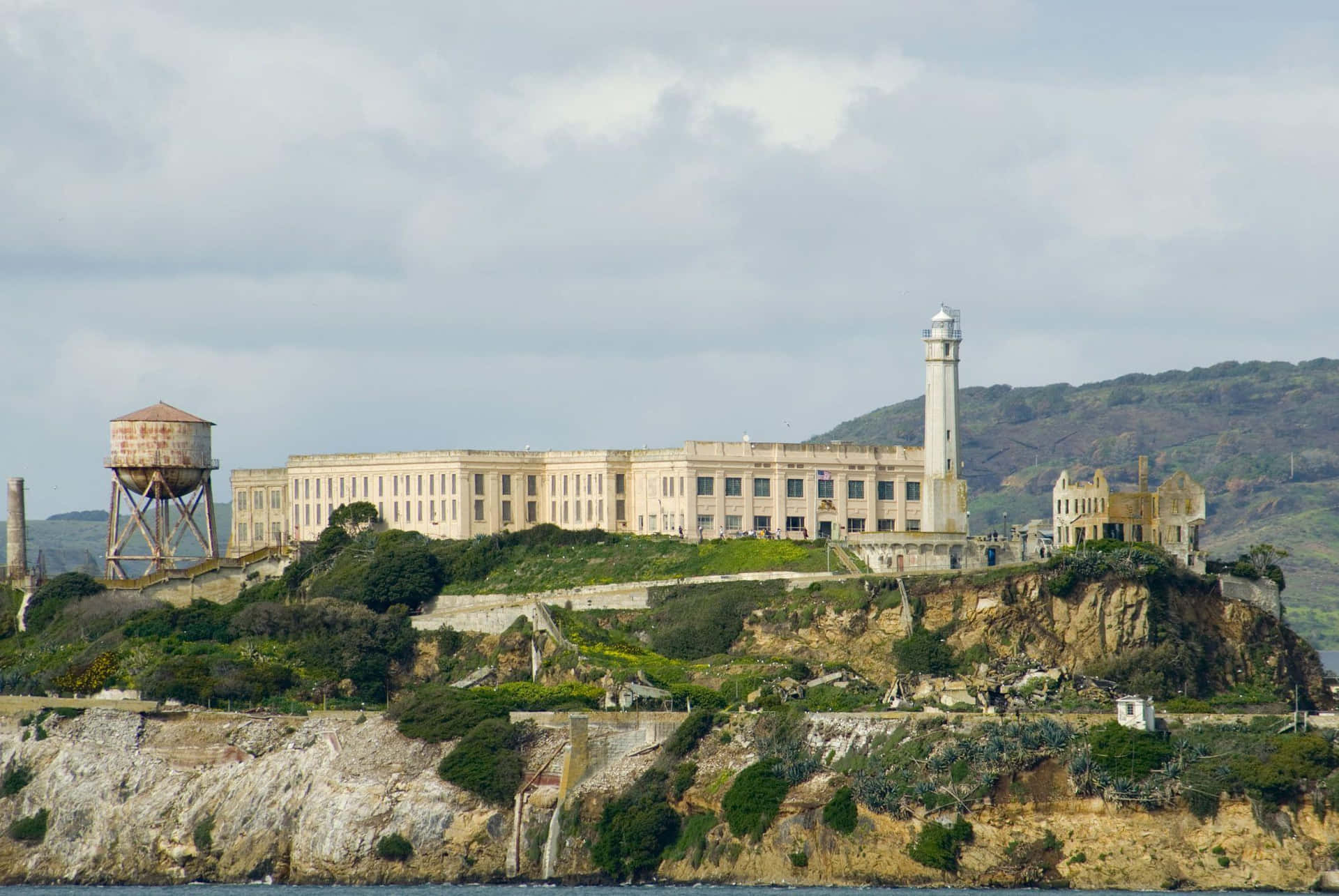Alcatraz Island Historic Prisonand Lighthouse Wallpaper