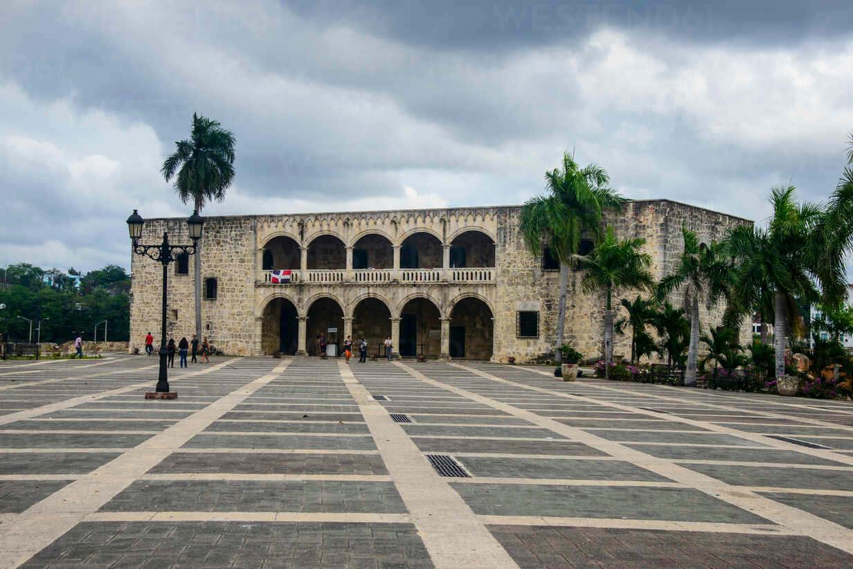 Museoalcázar De Colón Desde Lejos. Fondo de pantalla
