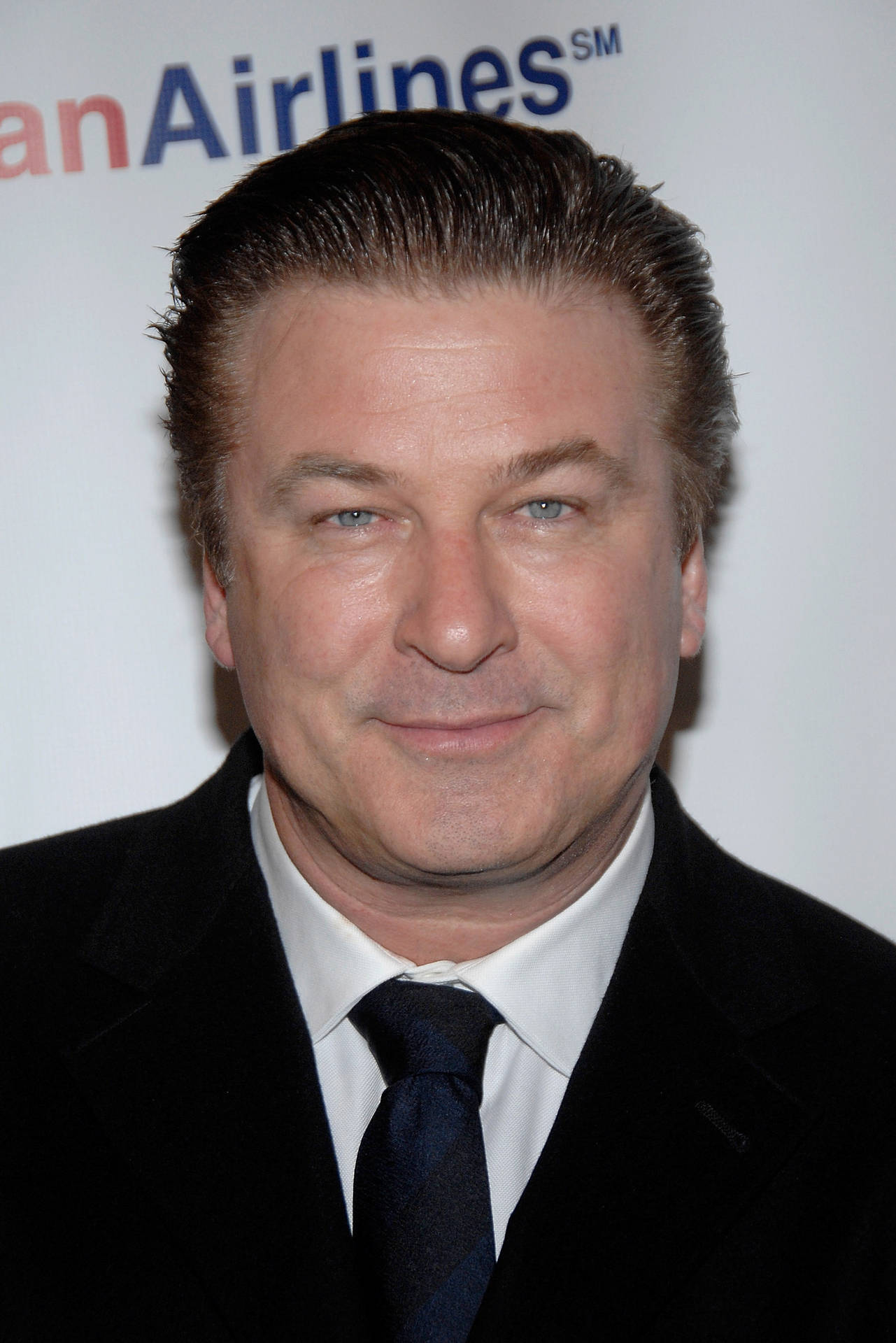 Alecbaldwin Mit Glatter, Makelloser Haut Wallpaper