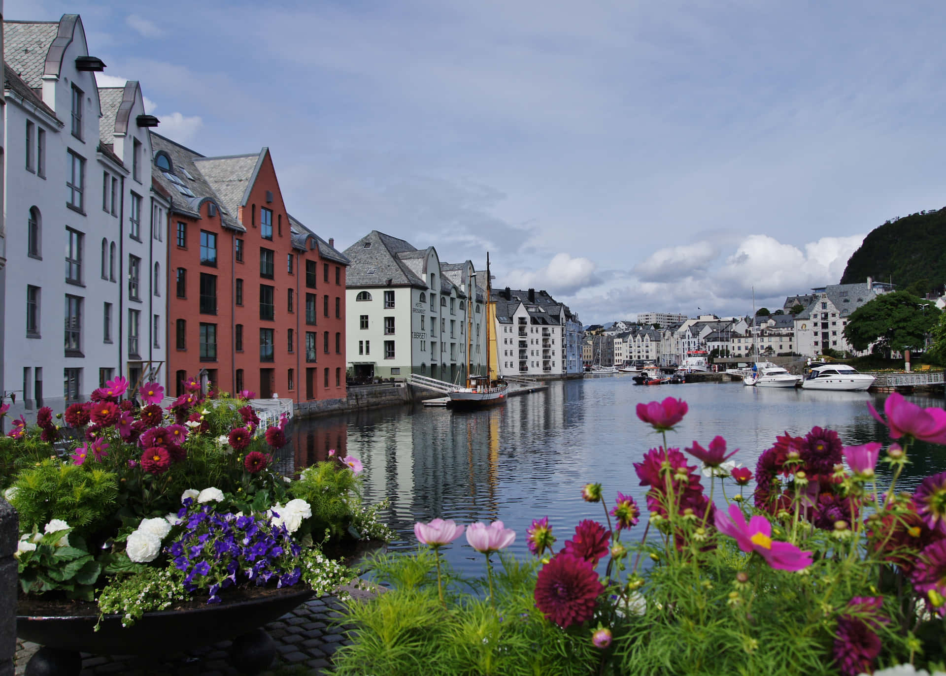 Alesund Waterfront Colorful Architecture Wallpaper