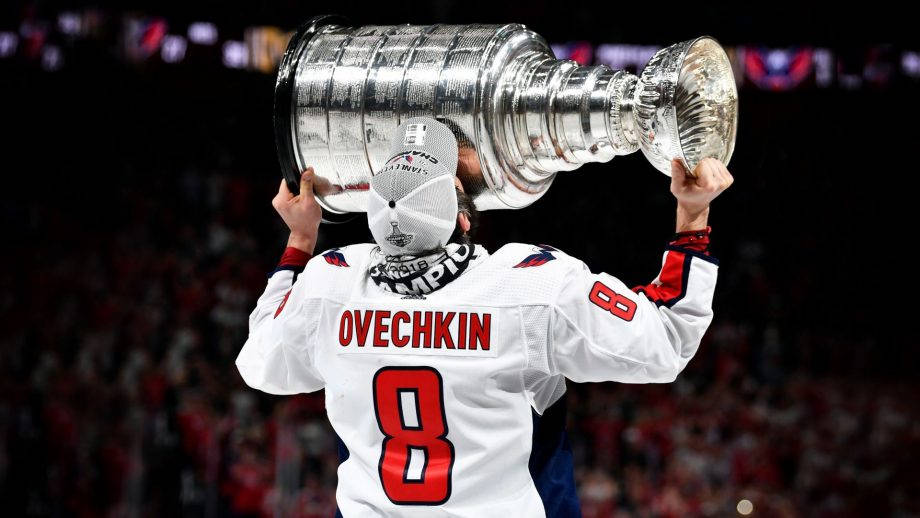 Alexovechkin Besando La Copa Stanley Del 2018. Fondo de pantalla