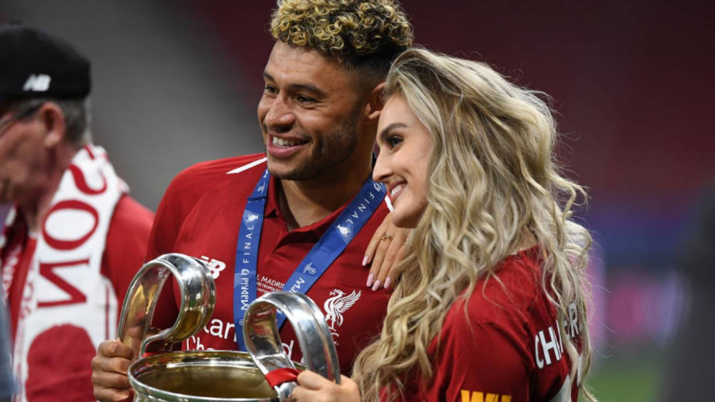 Alex Oxlade-Chamberlain Perrie Edwards Side View Tapet Wallpaper