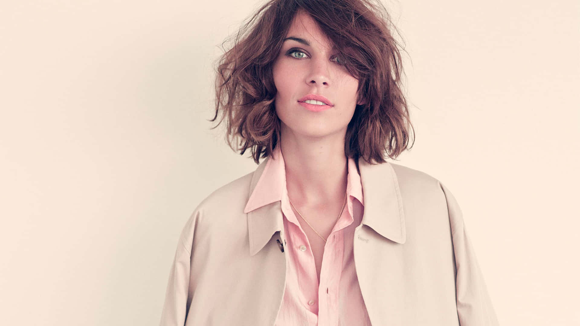 Alexa Chung Rayonnante En Rouge Lors D'un Événement De Mode Fond d'écran