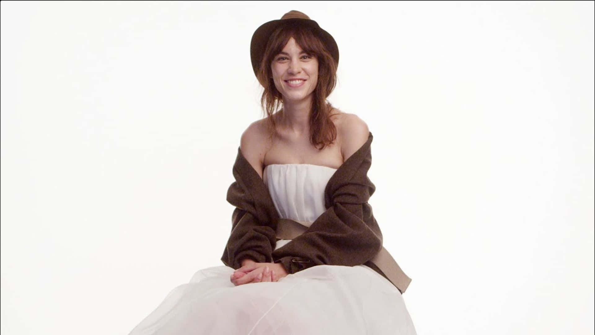 Alexa Chung Souriante Avec Un Chapeau Fond d'écran