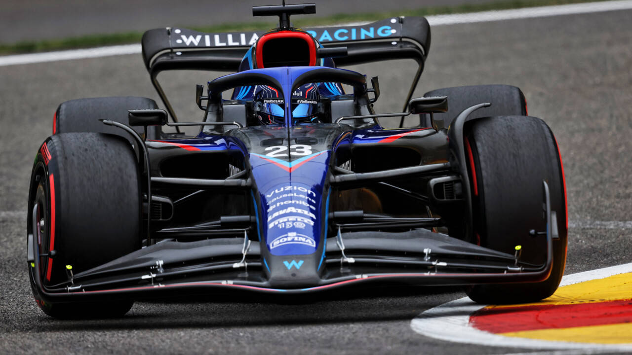 Alexanderalbon Dentro De Un Coche De Fórmula 1 Azul Fondo de pantalla