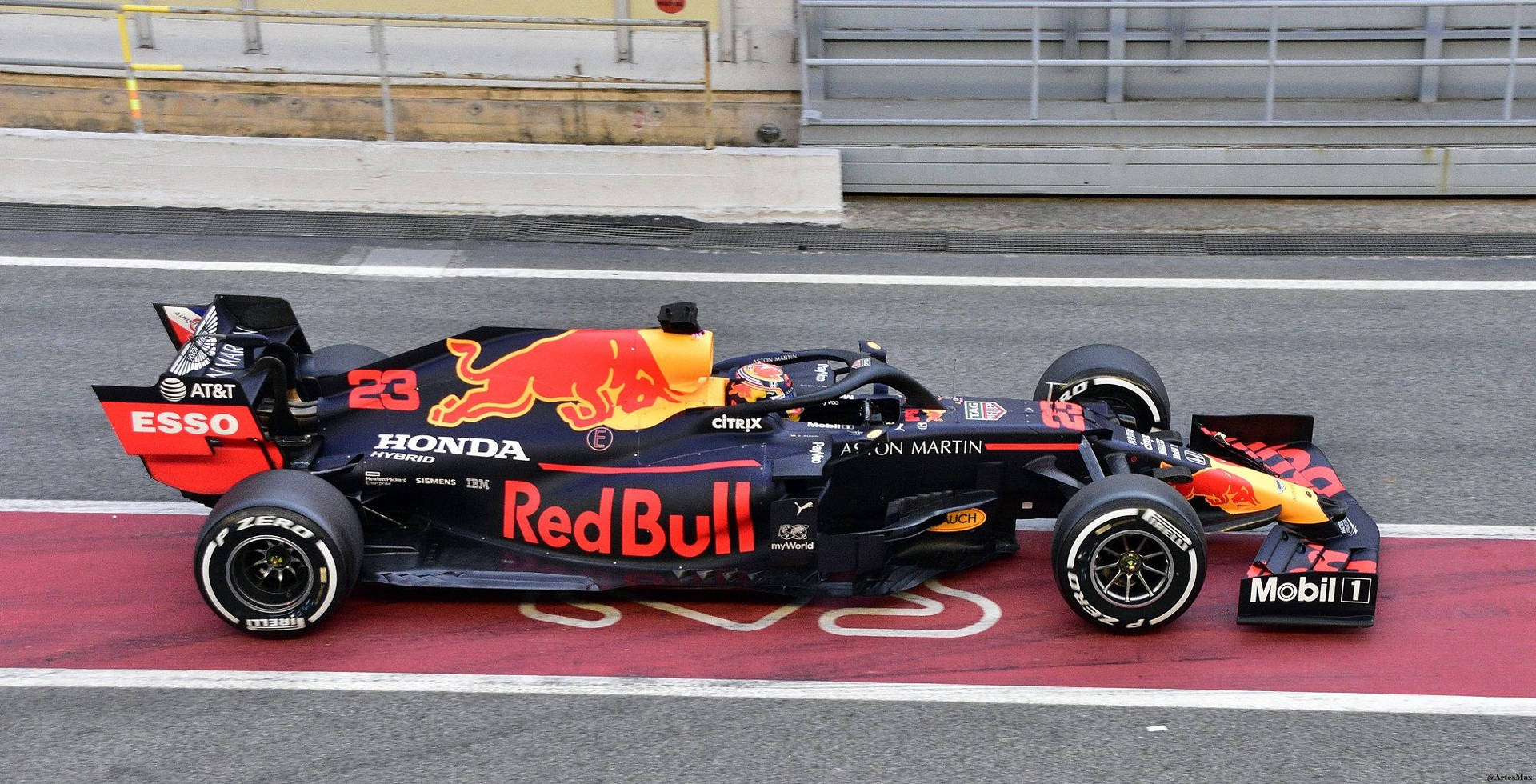 Alexanderalbon Al Volante Dell'auto Red Bull Racing. Sfondo