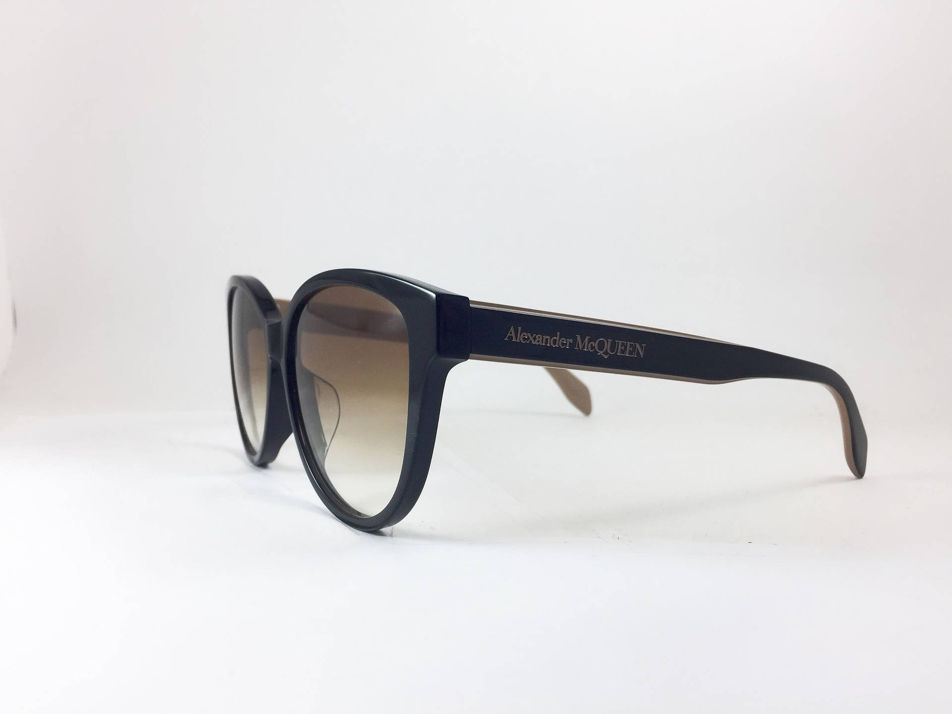 Alexander Mcqueen Fashion Oval Sunglasses Minimalist Wallpaper