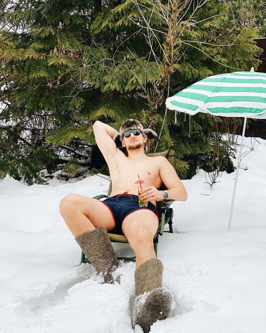 Alexandervolkov Sitzt Entspannt Auf Einem Stuhl Im Schnee. Wallpaper
