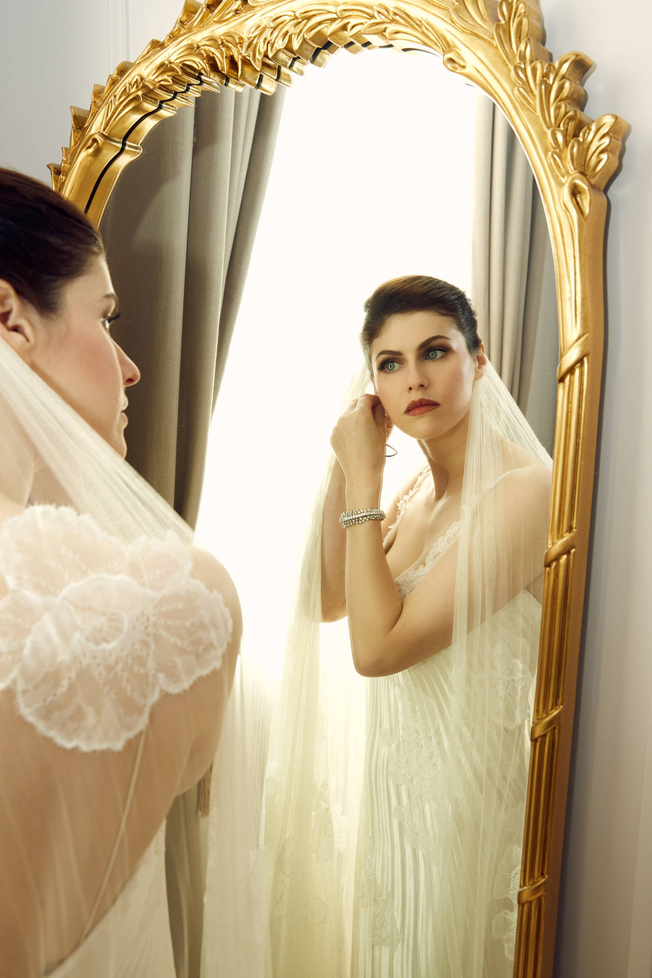 Alexandra Daddario Wedding Mirror Wallpaper