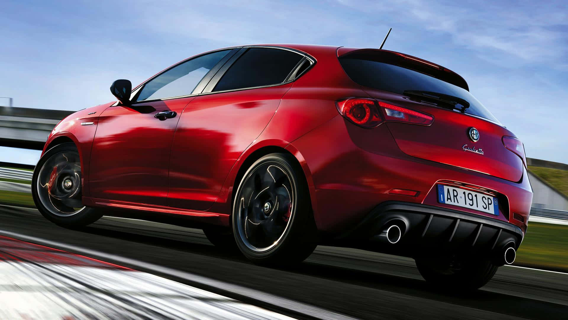 Alfa Romeo Giulietta Stylée Sur La Route Fond d'écran