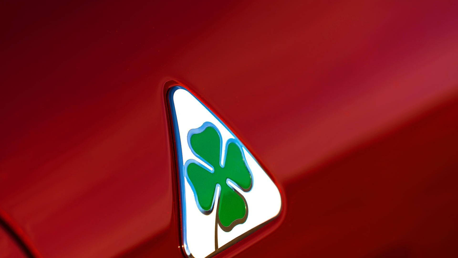 Alfa Romeo Quadrifoglio green four-leaf clover symbol wallpaper.