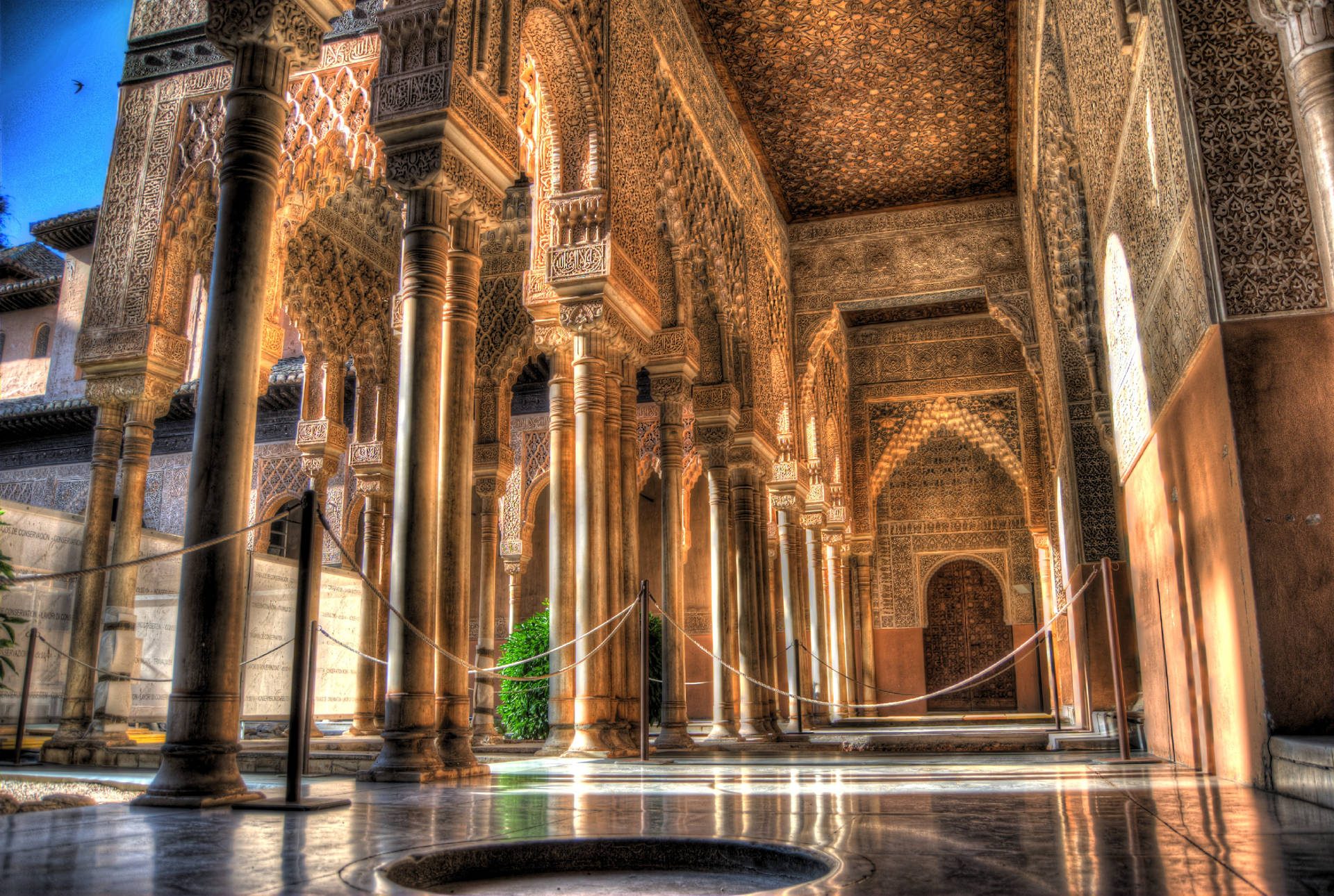 Alhambra indvendigt blokerede dele: Fyld oprumningerne af Alhambra's bygningsindvendige med kun de vigtigste detaljer. Wallpaper