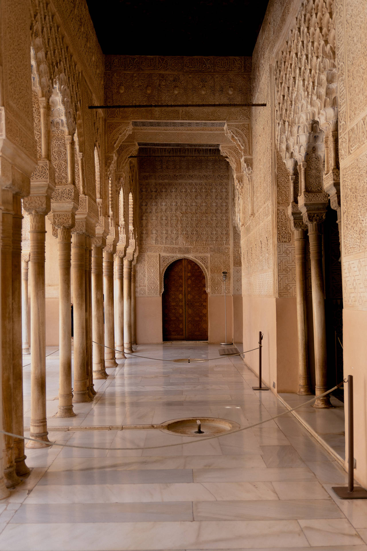 Alhambra Indre gang: Oplev et stilfuldt og roligt interiør i et klassisk design. Wallpaper