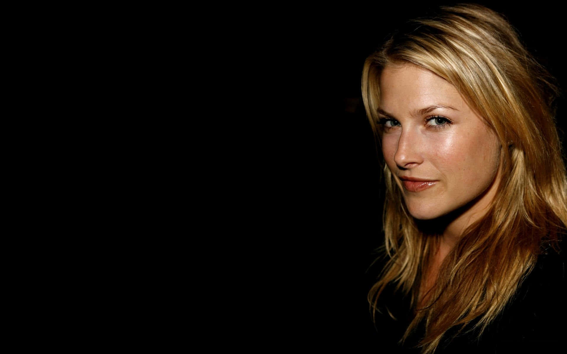 Actress Ali Larter looking beautiful at a red-carpet event Wallpaper