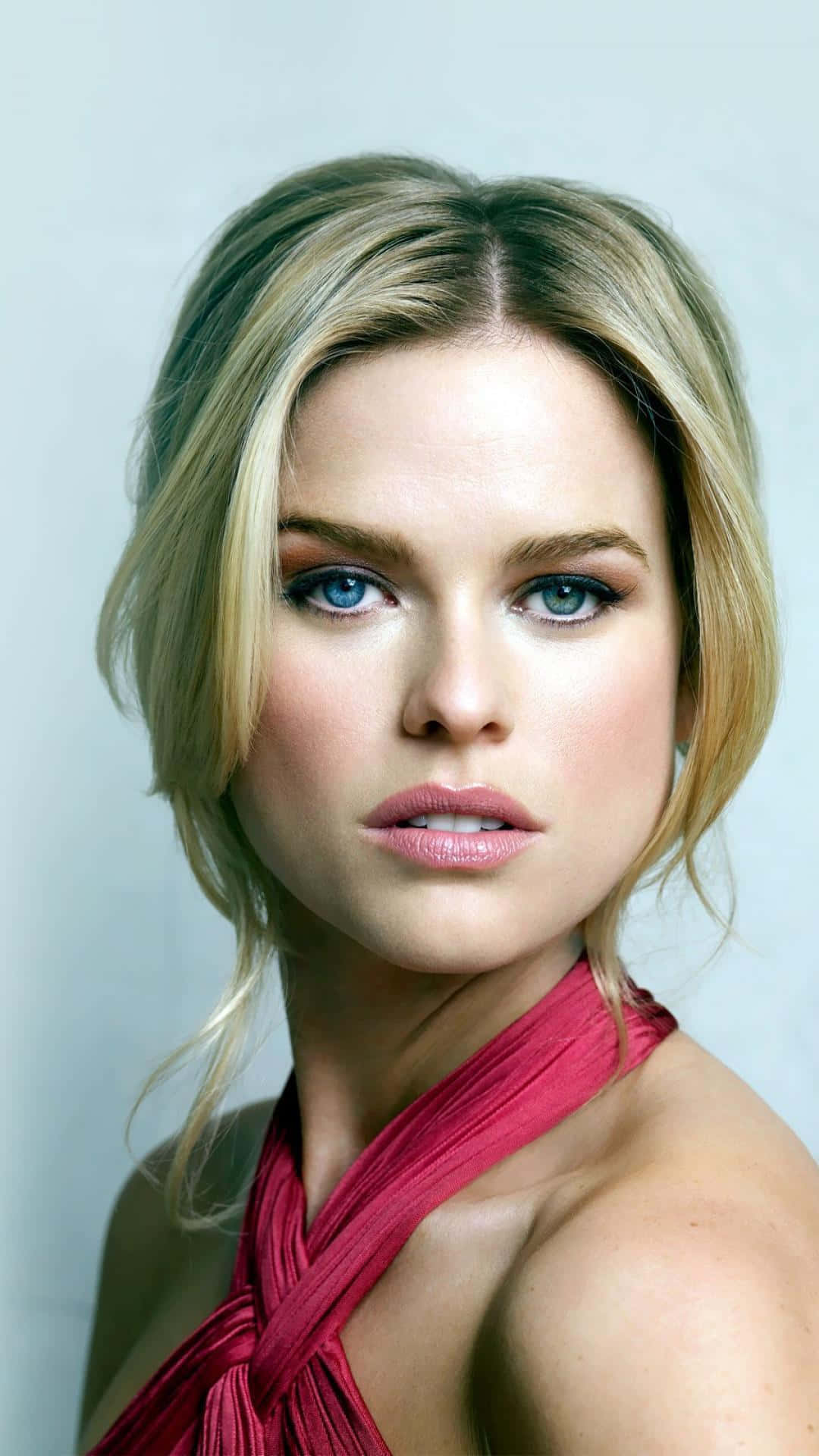 Stunning Alice Eve posing in a gorgeous outfit Wallpaper