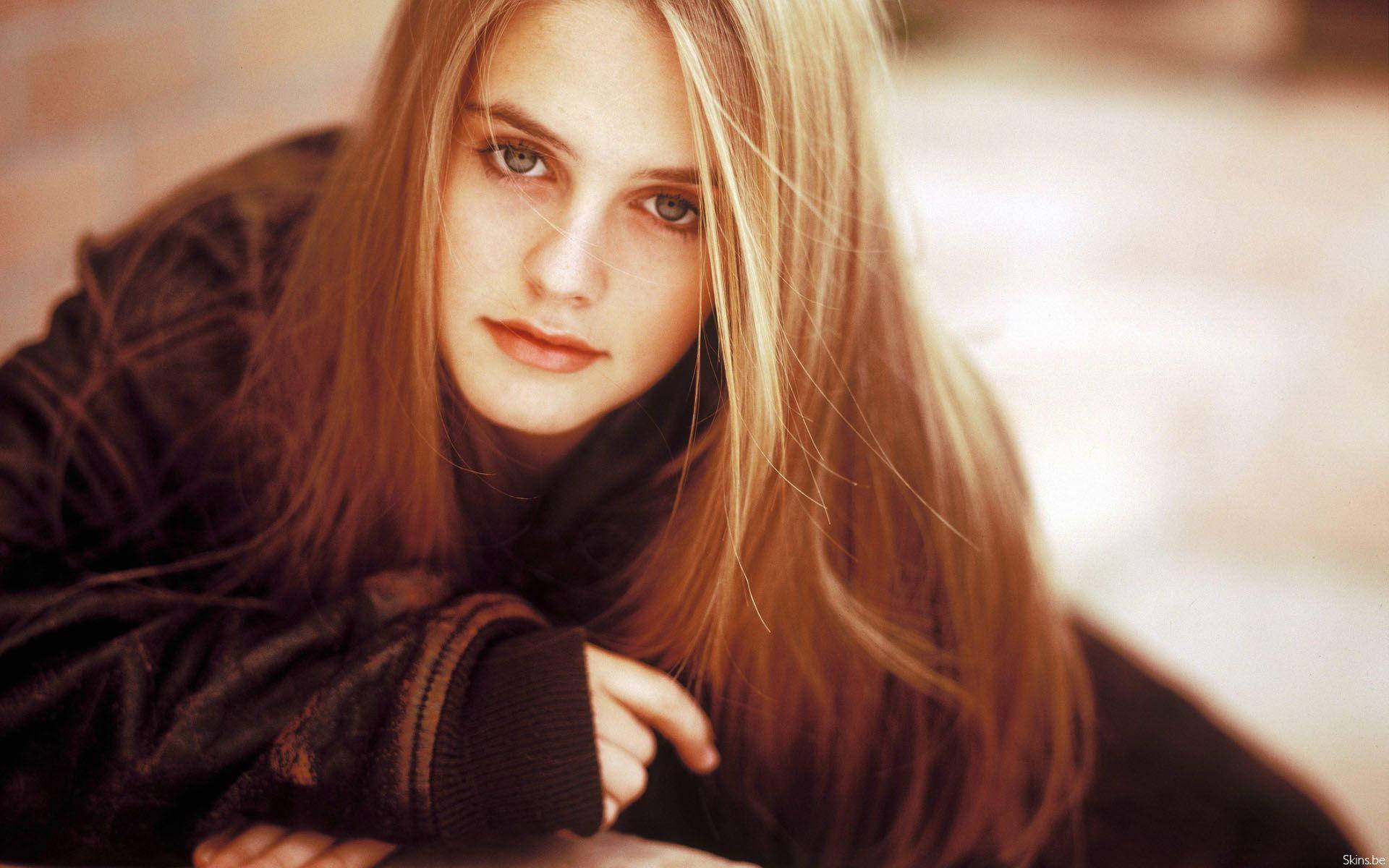 Alicia Silverstone Donning A Jacket Wallpaper