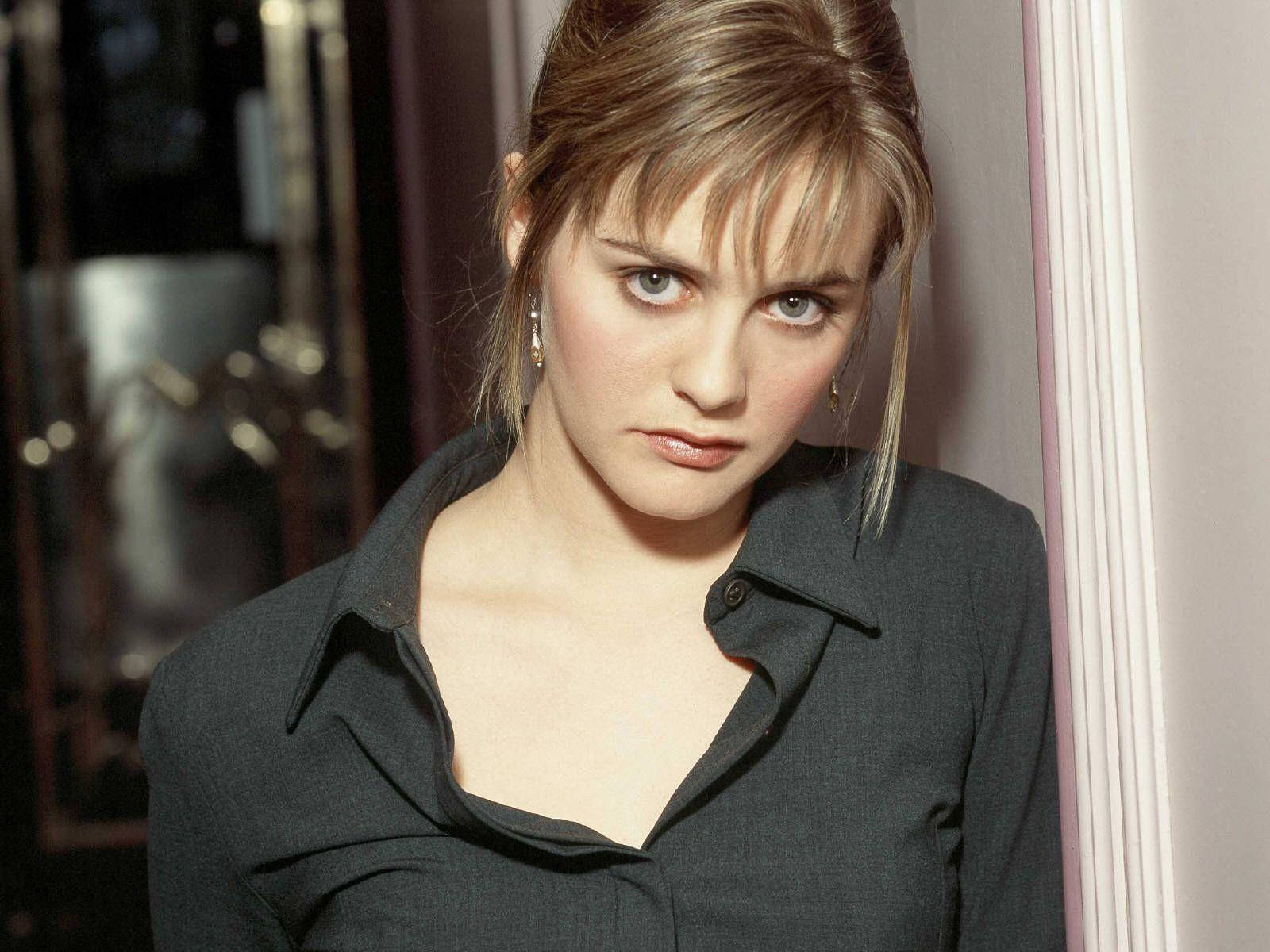 Alicia Silverstone In Fringe Hairstyle Wallpaper