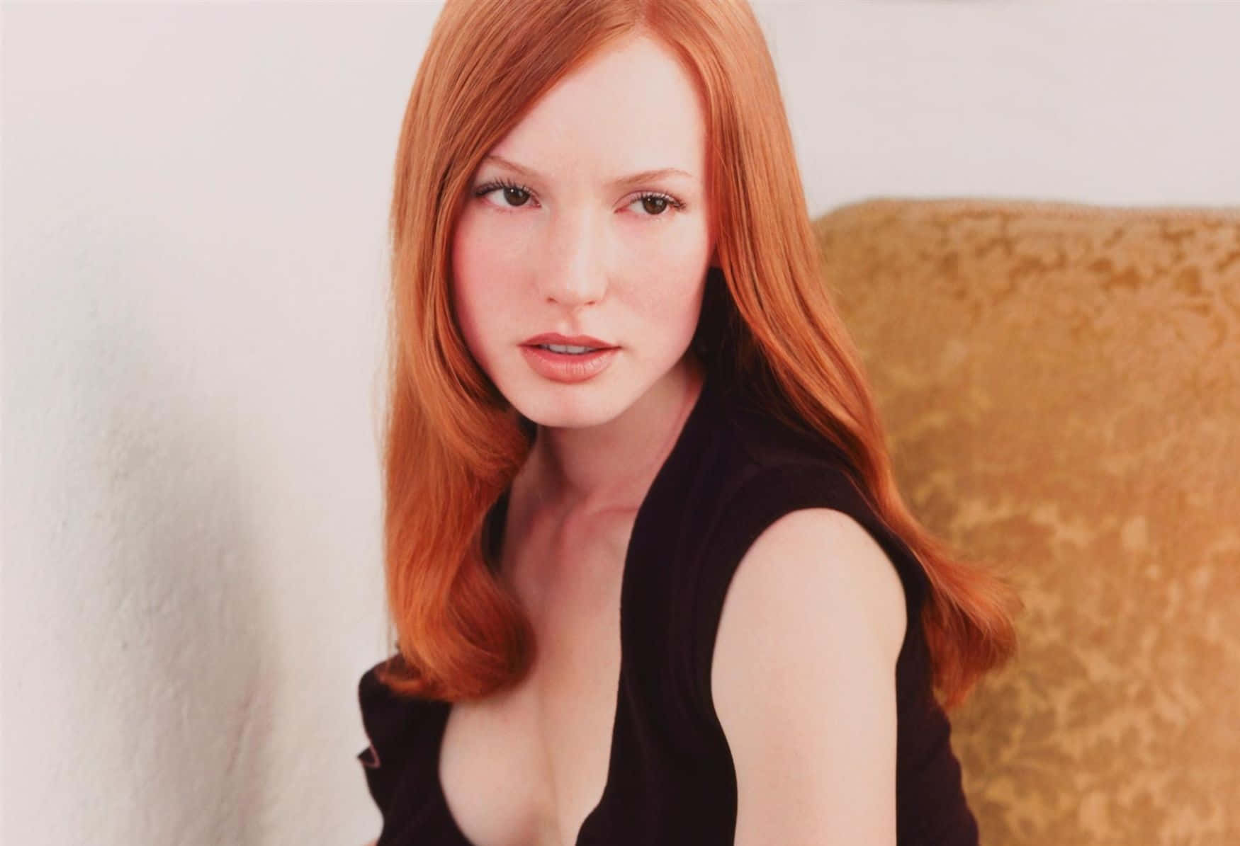 Radiant Alicia Witt Posing Elegantly Wallpaper
