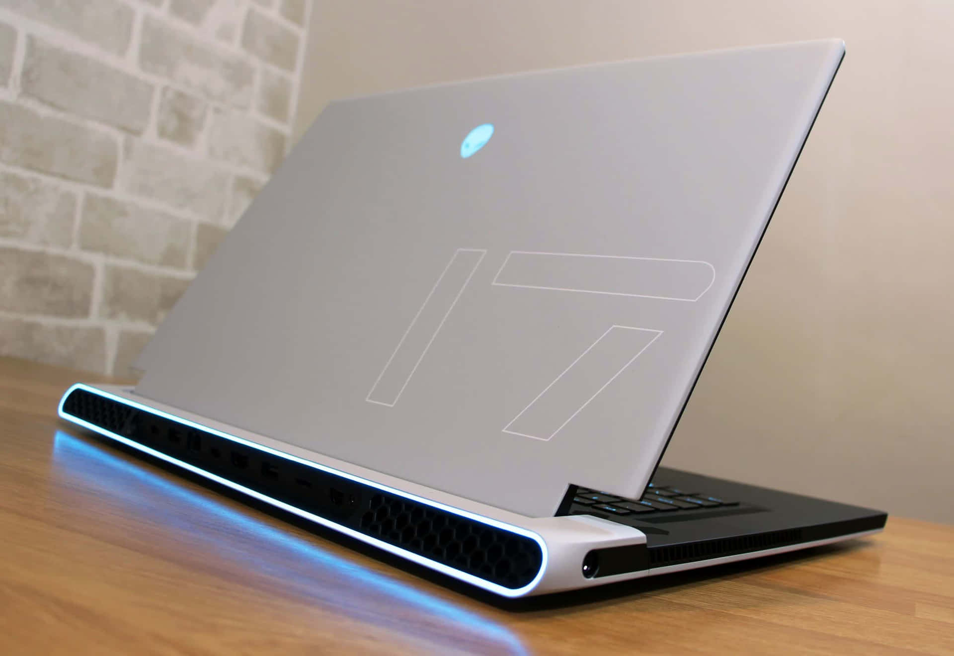 Take your gaming experience to the next level with Alienware's impressive high-resolution performance