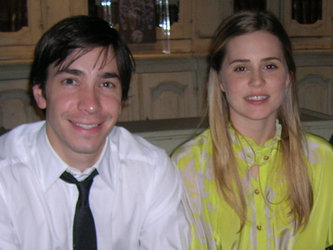 Alison Lohman and Justin Long posing at an American event Wallpaper