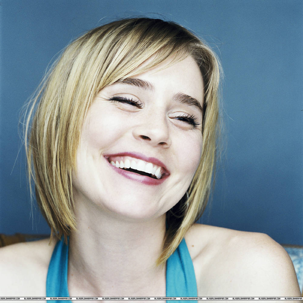 Alisonlohman Lächelnd Blau Wallpaper