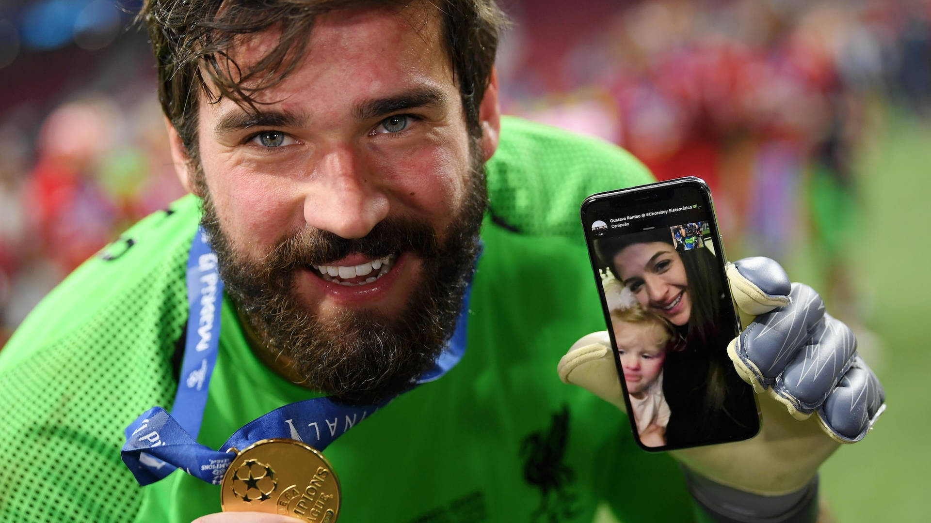 Alisson Becker Facetime Call With Wife Wallpaper