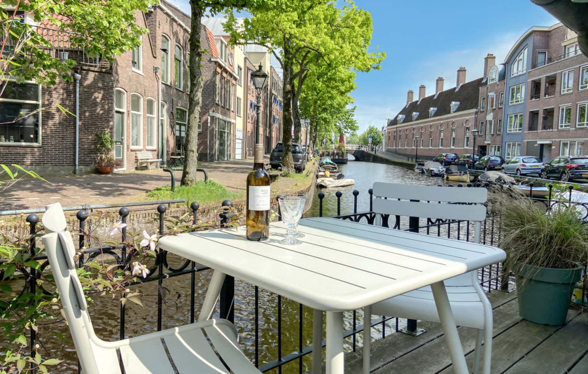 Alkmaar Canal Side Dining Experience Wallpaper