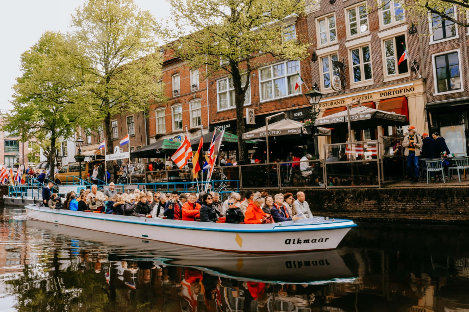 Alkmaar Canal Tour Experience Wallpaper