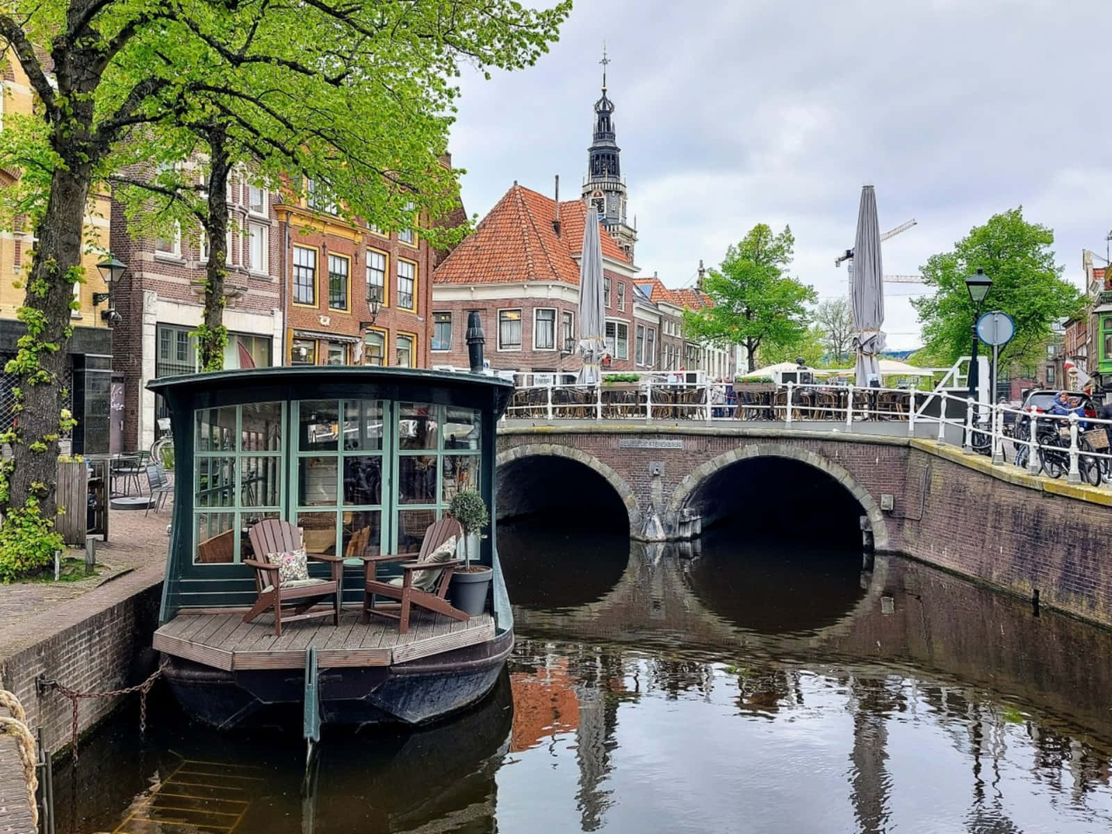 Alkmaar Canal Viewwith Historic Bridgeand Buildings Wallpaper