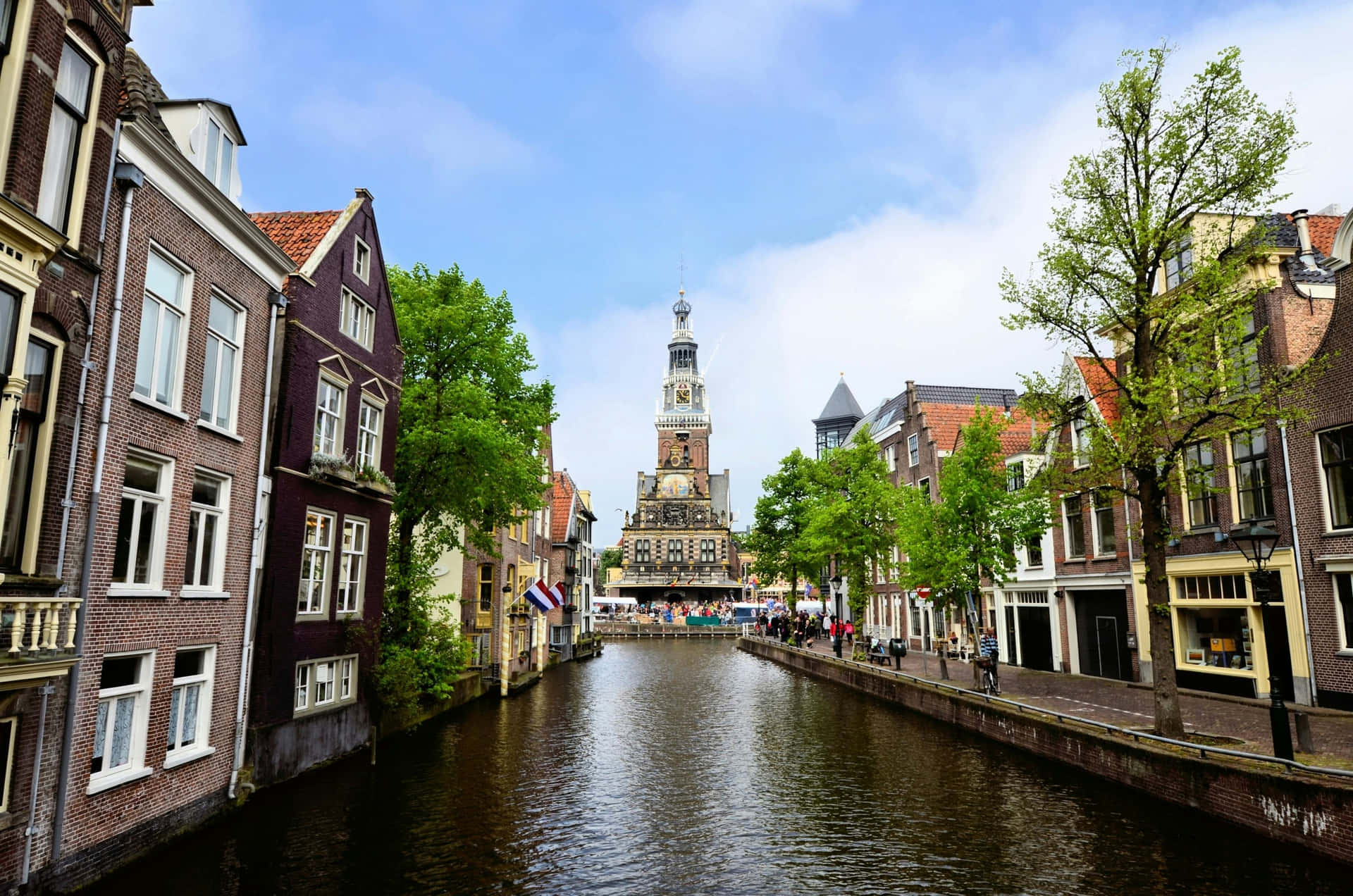 Alkmaar Canal Viewwith Historical Tower Wallpaper