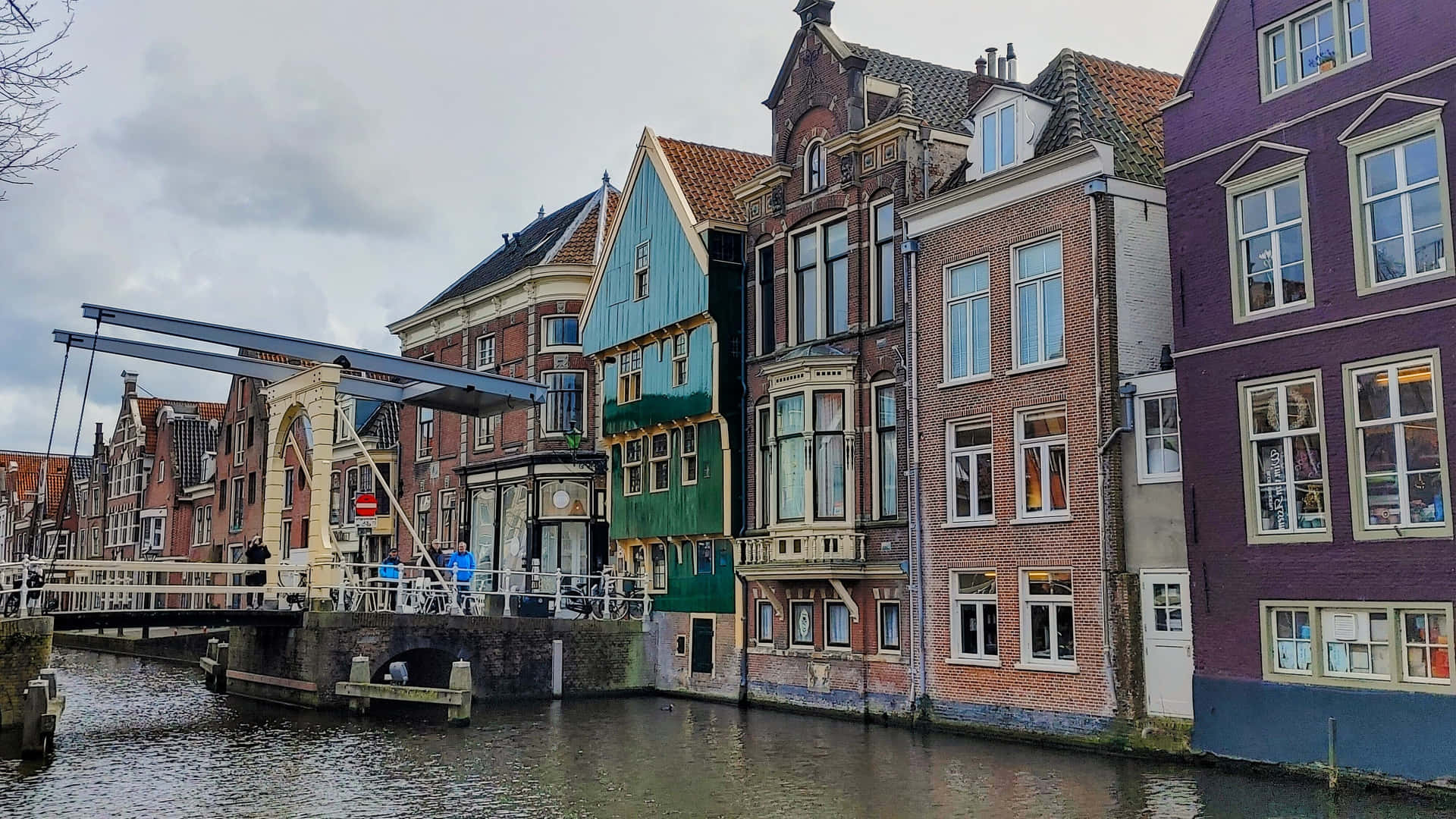 Alkmaar Canal Viewwith Traditional Dutch Housesand Bridge Wallpaper