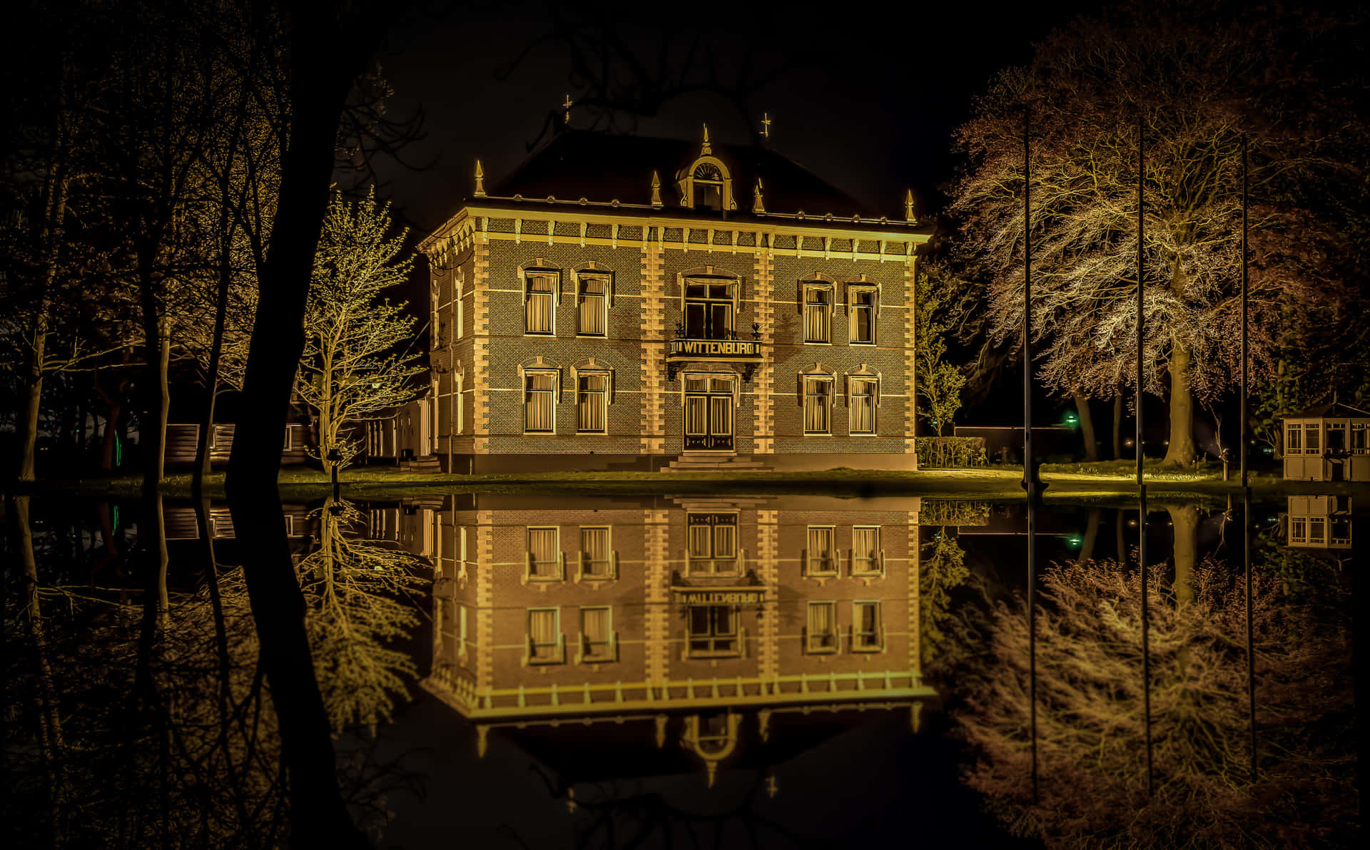 Alkmaar Historical Building Night Reflection Wallpaper