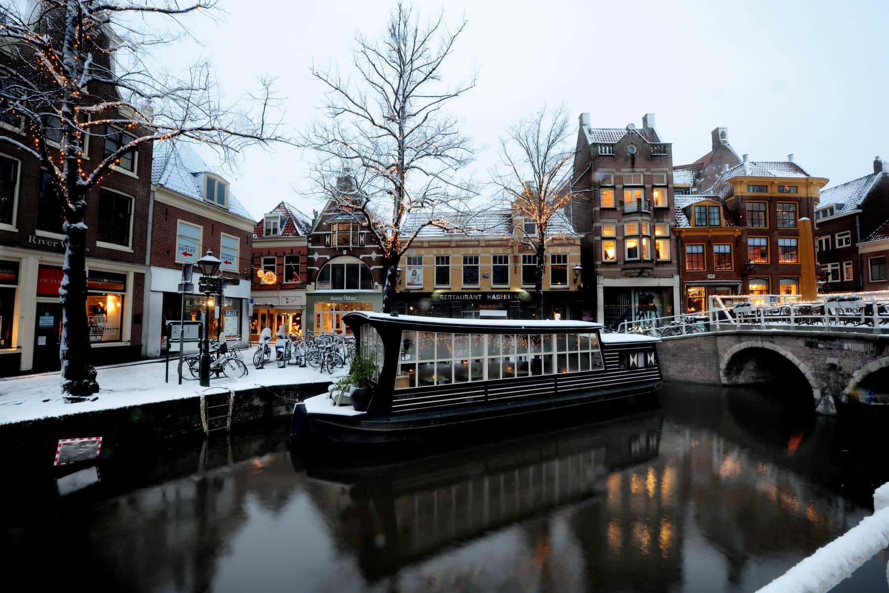 Alkmaar Winter Canal Scene Wallpaper