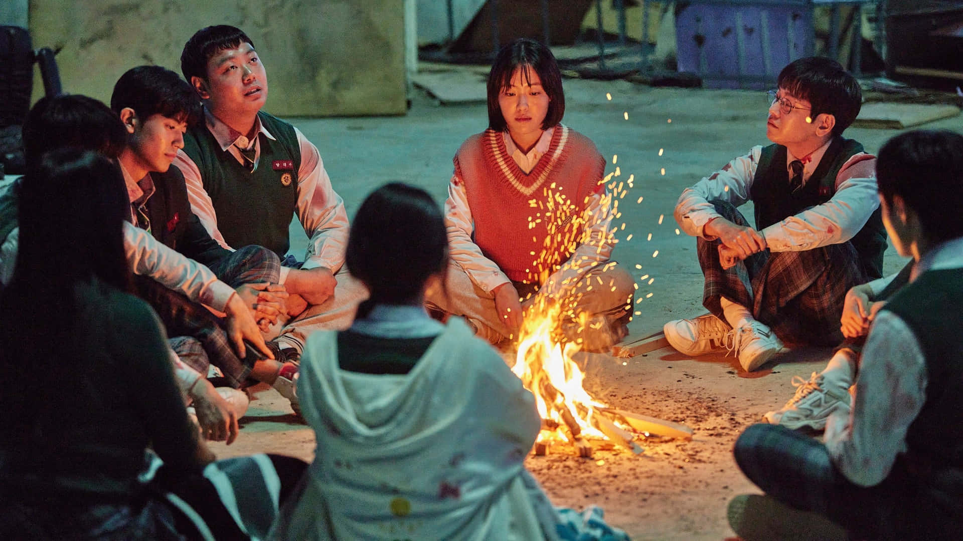 Einegruppe Von Menschen Sitzt Um Ein Feuer Herum
