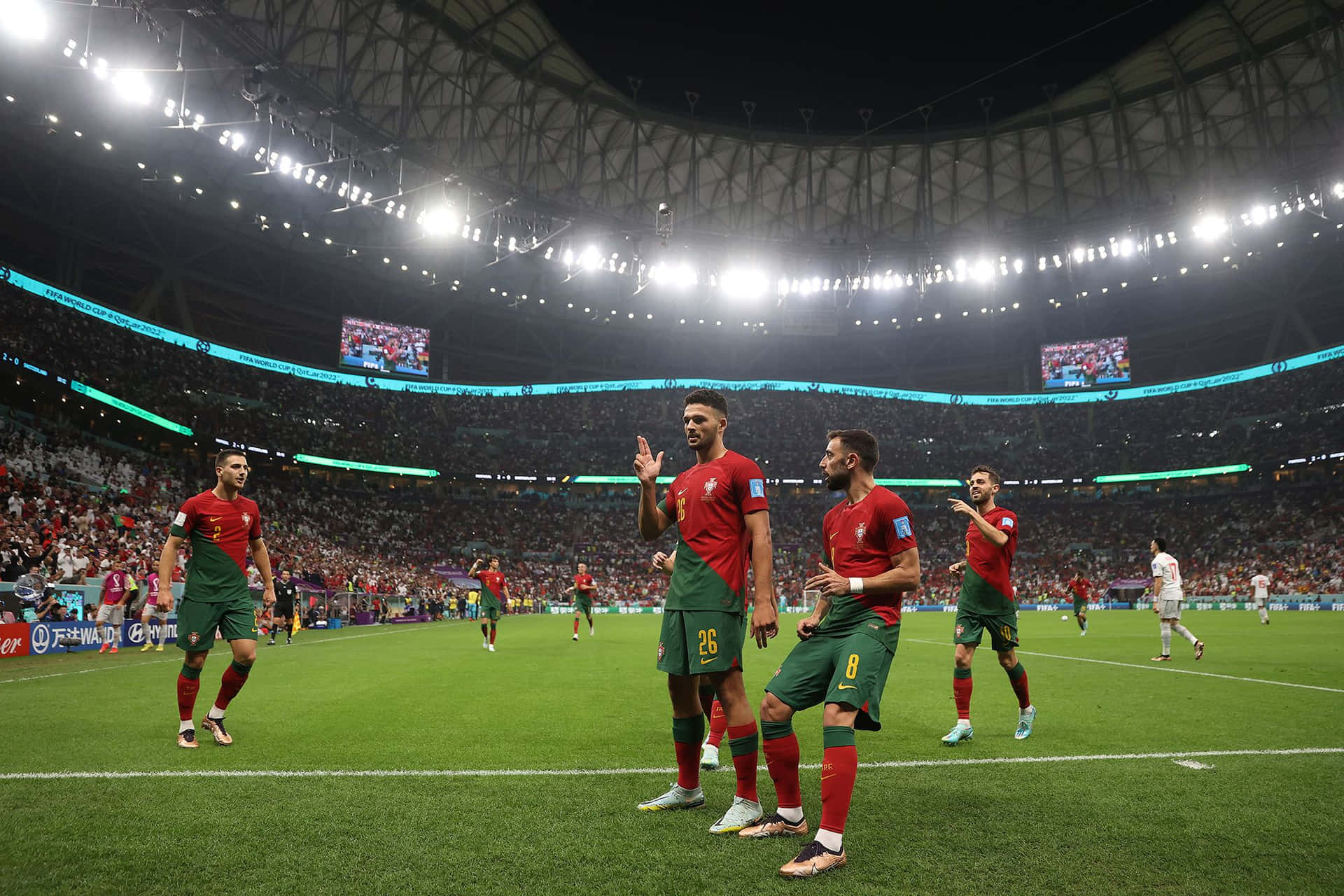 Jogadoresde Portugal Celebram Depois De Marcar Um Gol. Papel de Parede