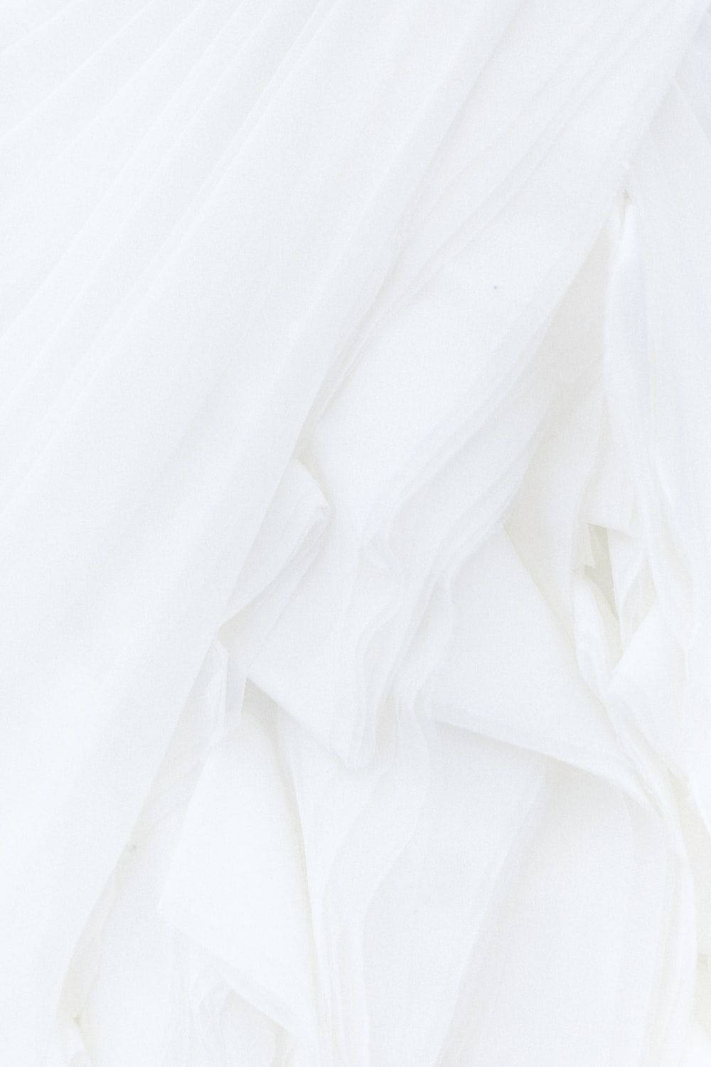 Alle hvide tekstiler med ujævne folder Wallpaper