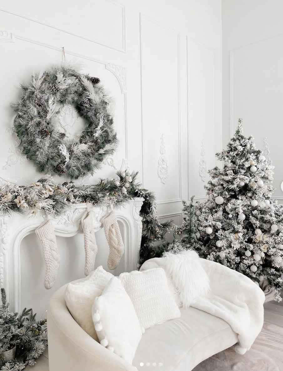 Alberodi Natale Carino Dal Design Semplice E Minimalista, Tutto Bianco, Nell'angolo. Sfondo
