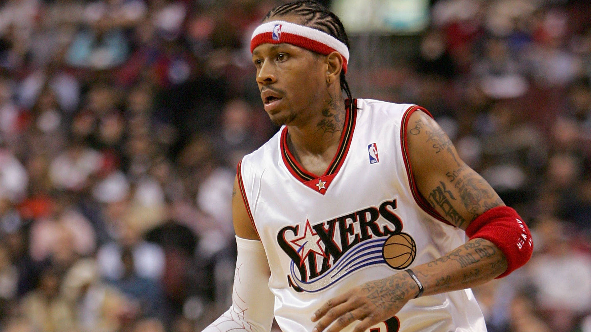 Allen Iverson With Blurry Crowd Backdrop Wallpaper