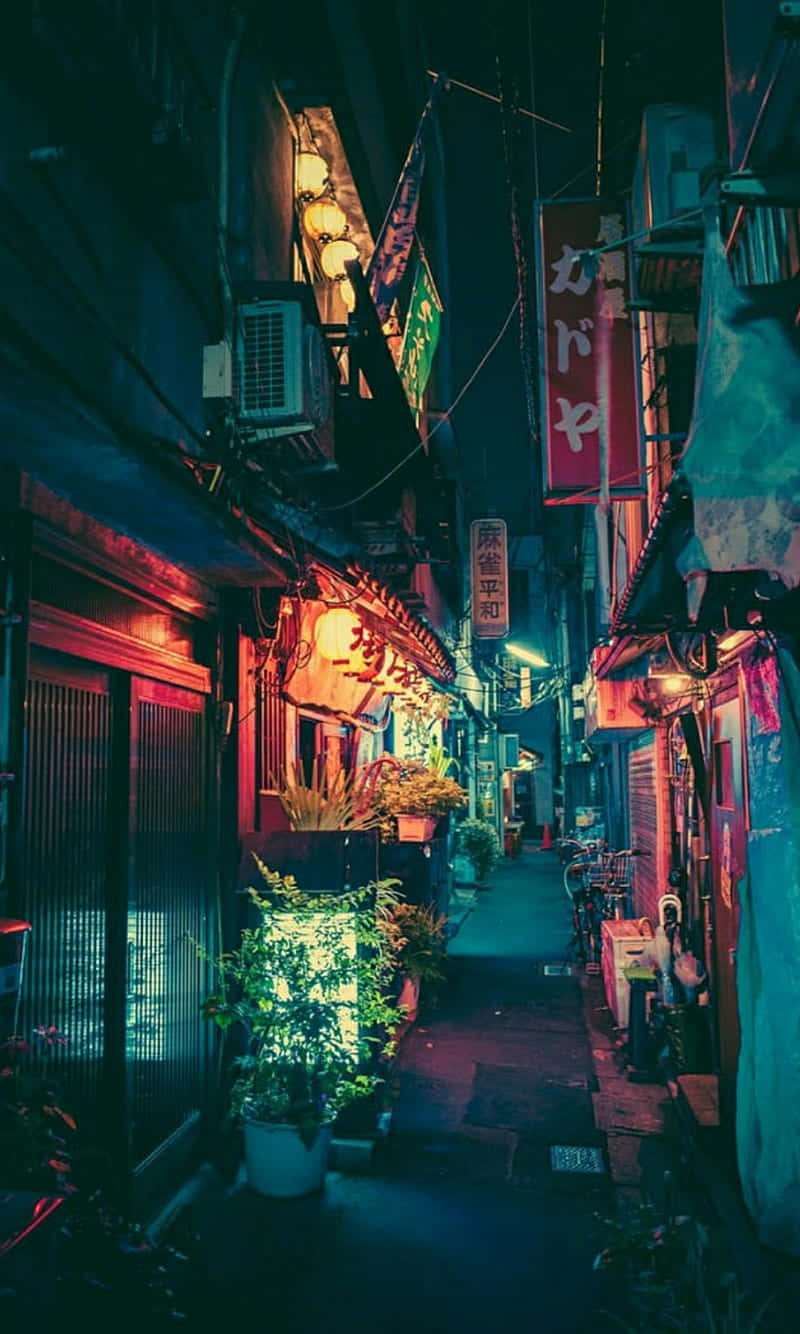 En snæver gade med neonlys og skilte Wallpaper