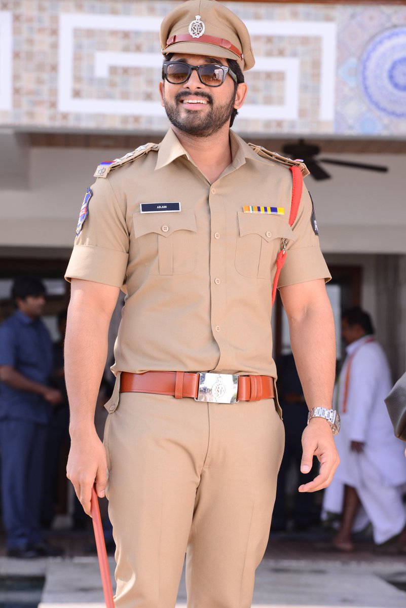 Allu Arjun Smiling In Police Uniform Wallpaper