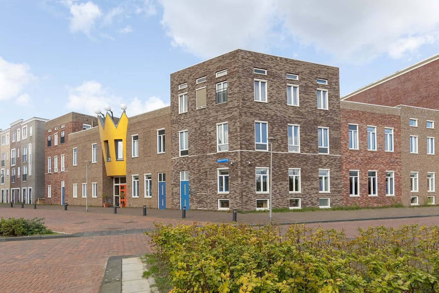 Almere Modern Architecturewith Crown Wallpaper